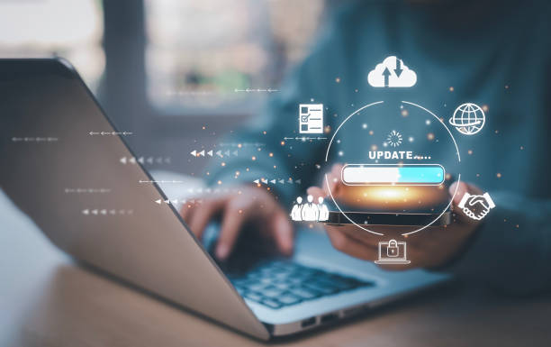 دست در حال نگه داشتن گوشی هوشمند با اپلیکیشن PWA برای خدمات تعمیر کولر فوری در اهواز