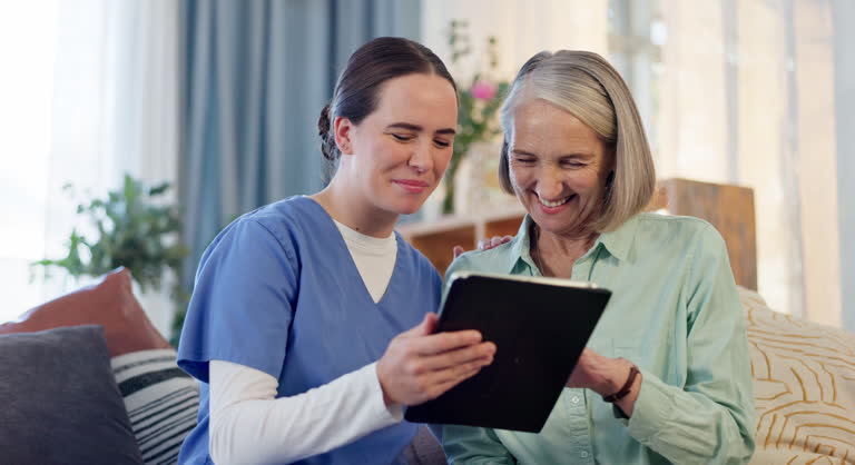پرستار و سالمند خوشحال در حال استفاده از تبلت، نمادی از کیفیت خدمات مراقبت در منزل و اهمیت برندینگ دیجیتال