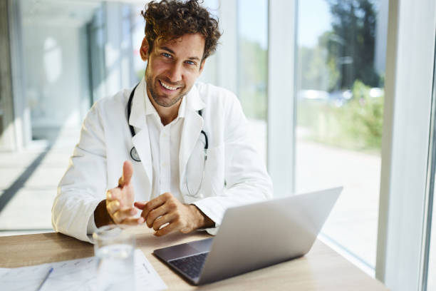 پزشک متخصص در حال کار با لپتاپ برای بازاریابی دیجیتال کلینیک زیبایی در شیراز