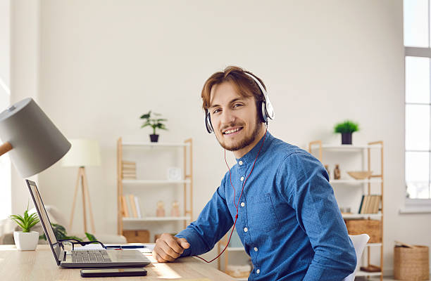 طنین موسیقی کردستان در فضای دیجیتال: مرد جوان در حال یادگیری آنلاین موسیقی، نمادی از آموزش مجازی موسیقی و پلتفرم آموزشی موسیقی سنتی