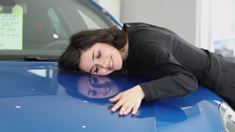 خانم جوان خوشحال در حال خرید خودروی جدید - نقش بهینهسازی تجربه کاربری و ساخت نرم افزار در دیجیتال مارکتینگ شرکتهای لیزینگ اصفهان برای تحویل فوری خودرو