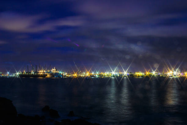 تصویری از بندرگاه و کشتیهای باری، نمادی از ارتباطات جهانی و حمل و نقل توریستی - ارتباط جهانی و جذب گردشگر جهانی به ایران