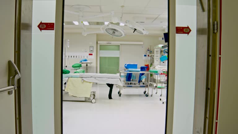 دربهای اتوماتیک اتاق عمل بیمارستان، نمادی از تکنولوژی در خدمات کلینیک دامپزشکی گرگان و مشاوره دیجیتال مارکتینگ