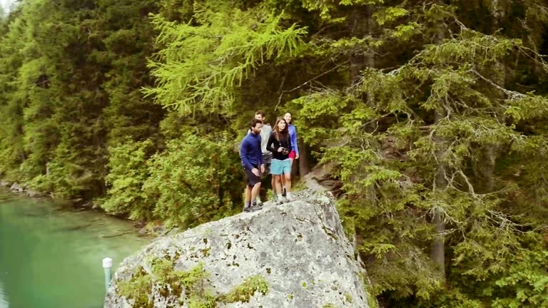 سئو ویدئویی و برندینگ دیجیتال برای جذب طبیعتگردان به اقامتگاههای بومگردی خرمآباد - کشف آبشارهای لرستان با استراتژی دیجیتال و بازاریابی آنلاین گردشگری