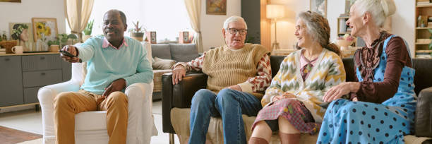 سالمندان در حال گفتگو و تعامل در محیطی دوستانه - تقویت ارتباط و اعتمادسازی در خدمات