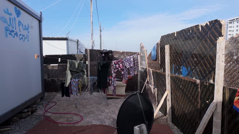 تصویری از یک پناهگاه در کمپ پناهندگان در نزدیکی اربیل عراق، نمادی از مهاجرت و نیاز به مدیریت هوشمند پروندههای مهاجرت به عراق و نقش نرم افزار CRM و سئو دوزبانه برای دفاتر مشاوره در اهواز