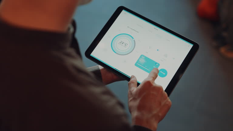 جذب زائران عرب در مشهد ۱۴۰۵ - کارکنان هتل در حال استفاده از تبلت برای مدیریت - نقش ساخت نرم افزار مدیریت هتل و سئو دوزبانه در موفقیت برندینگ دیجیتال