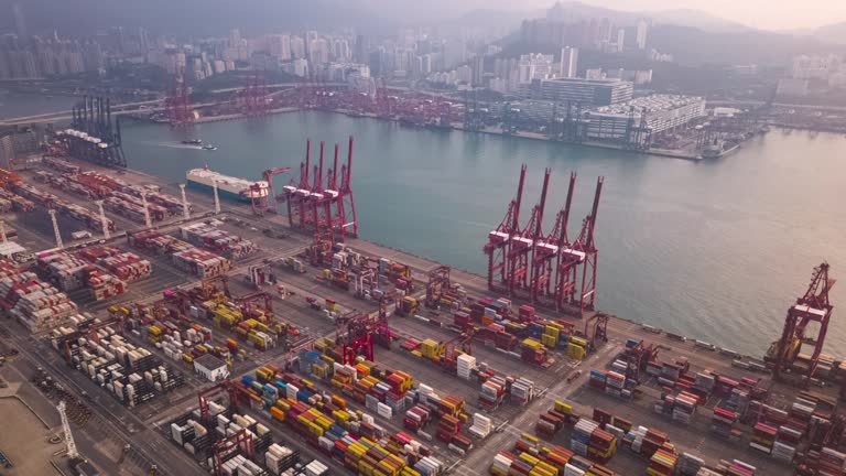 تصویری از پایانههای کانتینری مدرن در بندر، نشانگر پیشرفت در لجستیک جهانی و شفافیت در زنجیره تامین از بندرعباس