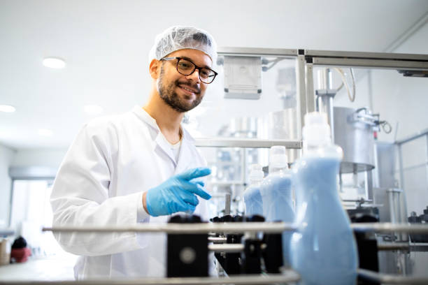 تولید صنعتی مواد شیمیایی شوینده و نرمکننده پارچه همراه با تکنولوژیست، نشاندهنده فرآیند تولید شفاف