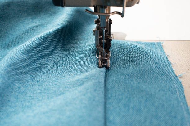 ماشین دوخت صنعتی در حال کار برای تولید پوشاک با کیفیت در کارخانه تبریز