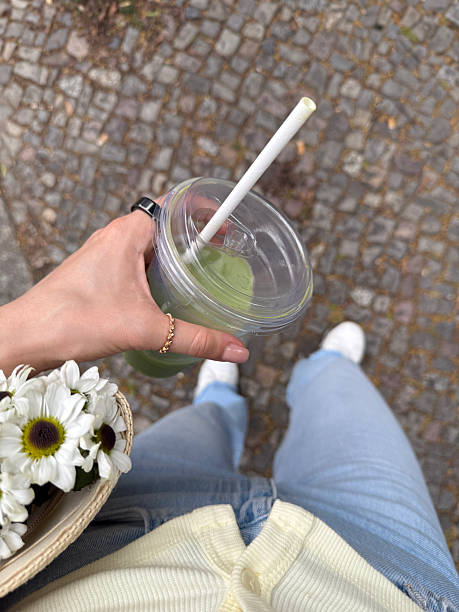 اینفلوئنسر در حال تبلیغ کافه خاص با نوشیدنی مدرن برای جذب مشتریان جوان در رشت