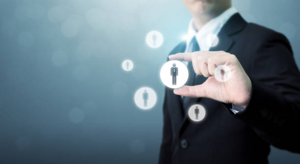 جذب مشتری کارخانجات نساجی با استراتژی آنلاین B2B - تیم کاری در حال بررسی نمودارهای تجاری