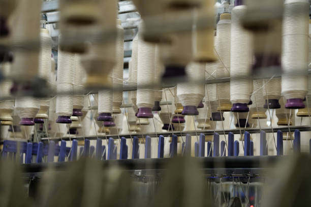 تحول دیجیتال نساجی در یزد: نمای داخلی یک کارخانه نساجی مدرن، نمادی از پیشرفت و یکپارچگی سیستمهای B2B