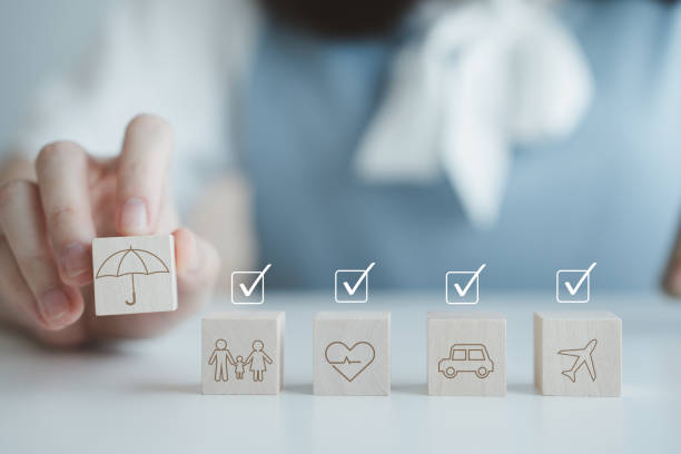 مفهوم بیمه و محافظت در برابر رویدادهای احتمالی، دستی که چتر آیکون را برای محافظت از داده ها نگه داشته است، نمادی از امنیت اطلاعات پزشکی