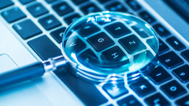 لپ تاپ و ذره بین، نمادی از تحقیق کلمات کلیدی و جستجوی آنلاین برای دیجیتال مارکتینگ B2B در صنعت بهداشت ساوه