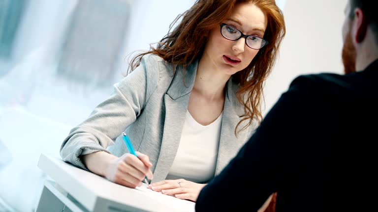 گروهی از افراد در حال مذاکره و همکاری، نمادی از فرآیند طراحی و توسعه وبسایت توسط پینو سایت برای کسب و کارهای ایرانی در سال 2025.