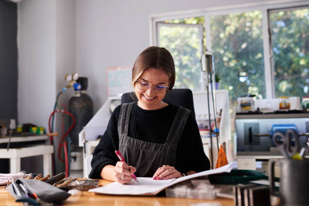 طراح جواهرات در حال برنامهریزی استراتژی برندینگ دیجیتال و طراحی فروشگاه اینترنتی طلا