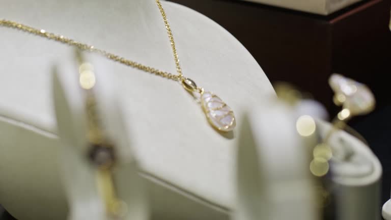 جواهرات لوکس در ویترین یک فروشگاه آنلاین طلا و جواهر اصفهان