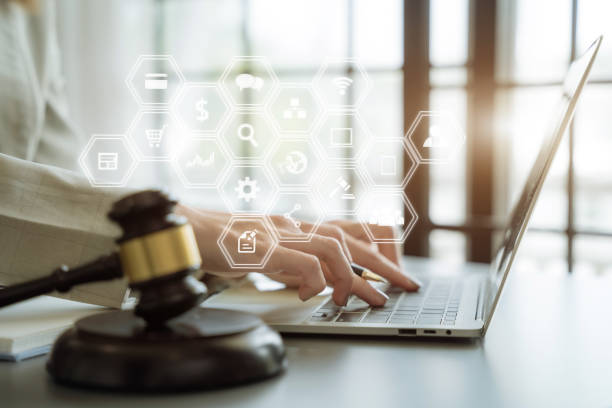 اعتمادسازی دیجیتال در ارومیه ۱۴۰۵: استراتژی برندینگ و بهینهسازی تجربه کاربری (UX) برای وبسایت دفاتر اسناد رسمی - مفهوم عدالت و قانون، قاضی زن در دادگاه با تبلت دیجیتال