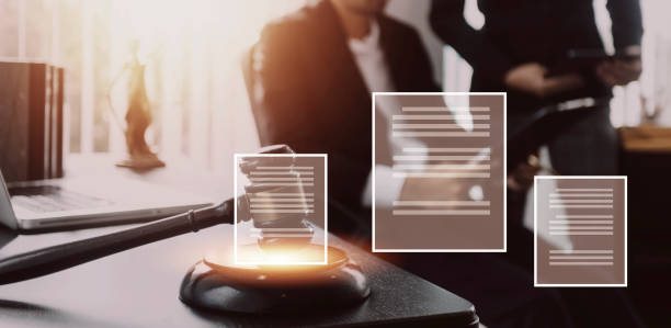 گامهای عملی مدرنسازی خدمات ثبتی در یزد: قاضی در حال کار با کامپیوتر در دادگاه، بهینهسازی تجربه کاربری (UX) و ساخت پورتال امن برای دفاتر اسناد رسمی