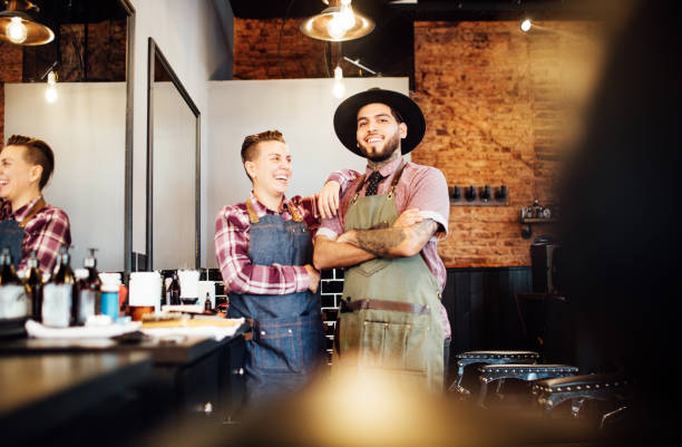 کارآفرین جوان و خندان در مقابل آرایشگاه مردانه. ساخت سایت و سیستم رزرو آنلاین برای آرایشگاههای مردانه در کرج، بازاریابی دیجیتال آرایشگاه