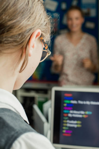 دانشآموز دختر در حال کدنویسی - تربیت نسل آینده تکاوران دیجیتال در مشهد: استراتژی ساخت پلتفرم LMS و نقش آن در موفقیت دیجیتال مارکتینگ آموزشگاههای برنامهنویسی