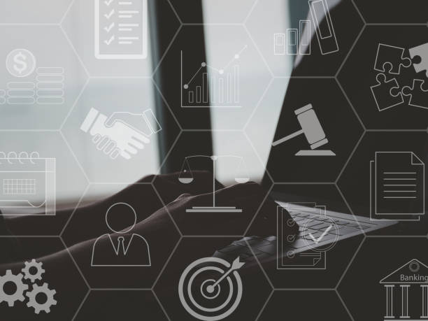 وکیل تجاری در حال حل چالشهای حقوقی با کمک مدیریت هوشمند موکلان شرکتی و نرم افزار CRM