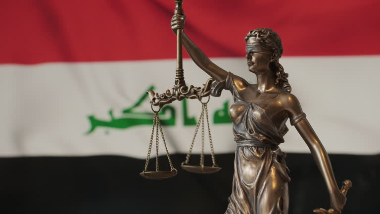تصویر بانوی عدالت با پرچم عراق در پسزمینه، نمادی از بازار حقوقی عراق و فرصتهای وکالت تجاری در کرمانشاه