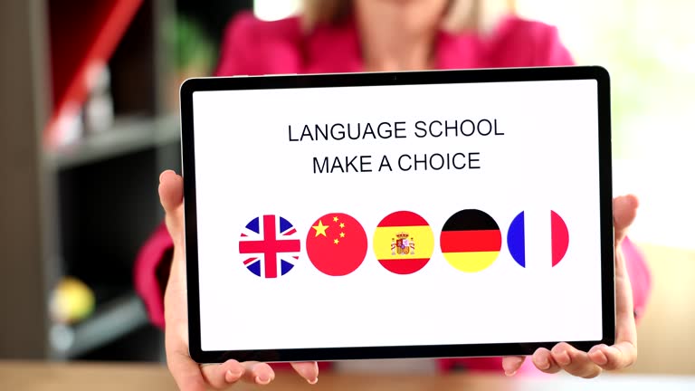 یکپارچهسازی آموزش و مدیریت: نقش ساخت نرم افزار مدیریت آموزشگاه زبان (LMS) سفارشی در موفقیت دیجیتال مارکتینگ و سئو آموزشگاههای زبان در مشهد - انتخاب زبان در تبلت، نمادی از پلتفرم آموزشی