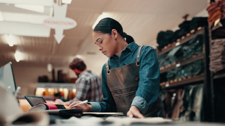 کارگاه چرم تبریز و استفاده از لپ تاپ برای مدیریت سفارشات آنلاین و لجستیک توسط تولیدکنندگان کفش برای تحول دیجیتال B2B