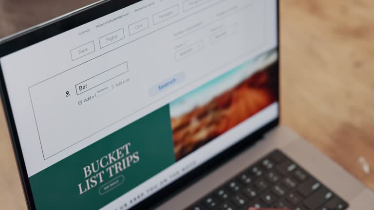 لپتاپ با وبسایت گردشگری و دستان در حال تایپ برای رزرو آنلاین تور شیراز و طبیعتگردی – پشتیبانی سایت ۲۴/۷ و نرم افزار مدیریت تور