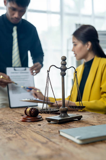 وکیلانی در حال بحث درباره اسناد حقوقی در کرمانشاه - پل حقوقی ایران و عراق، جذب موکل تجاری، وکالت تجاری