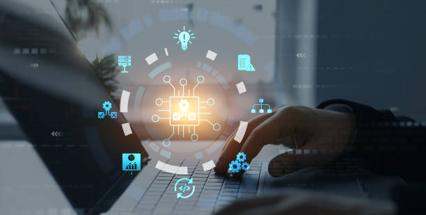 مهندسی با لپتاپ در حال تصمیم گیری هوشمند در مدیریت زنجیره تامین مس کرمان و سئو B2B