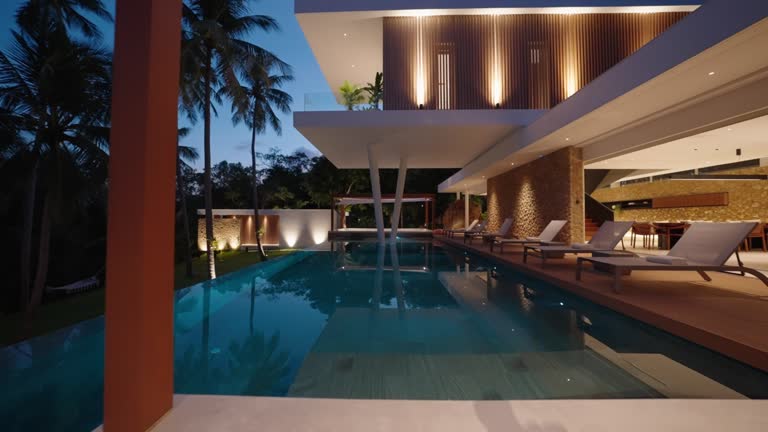 تصویر یک ملک لوکس در غروب با معماری مدرن - معماری هوشمند در لواسان ۱۴۰۵، ویلا لوکس، طراحی سایت ویلا