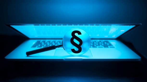 برندینگ دیجیتال برای دفاتر وکالت تهران - ذره بین روی لپ تاپ نشانگر نماد پاراگراف - سئو برای وکلا، بازاریابی حقوقی، تحلیل محتوا