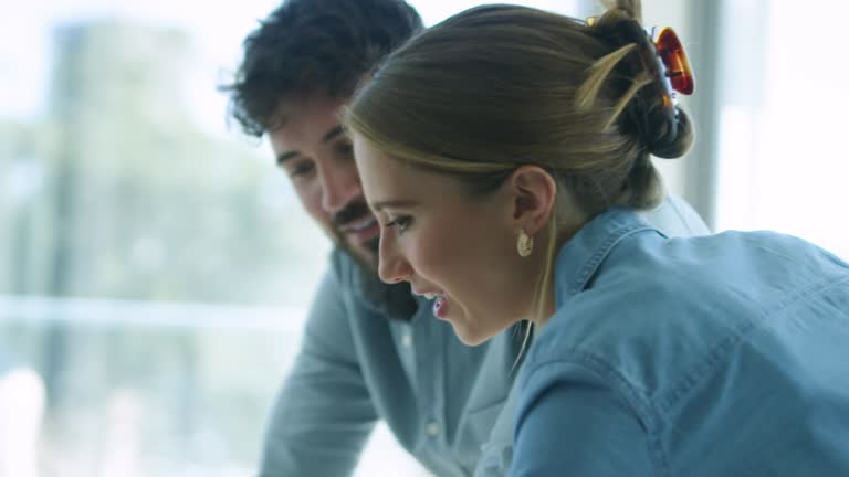 تصویر همکاران در حال کار با لپتاپ، شبکهسازی آنلاین پوشاک و استراتژی B2B