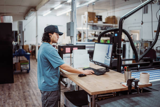 تحول دیجیتال در کارگاههای چوب مازندران: نقش یکپارچهسازی سایت با نرم افزار حسابداری در موفقیت دیجیتال مارکتینگ نجاریهای ساری - اپراتور دستگاه برش، تولید مدرن، بهینهسازی کسب و کار