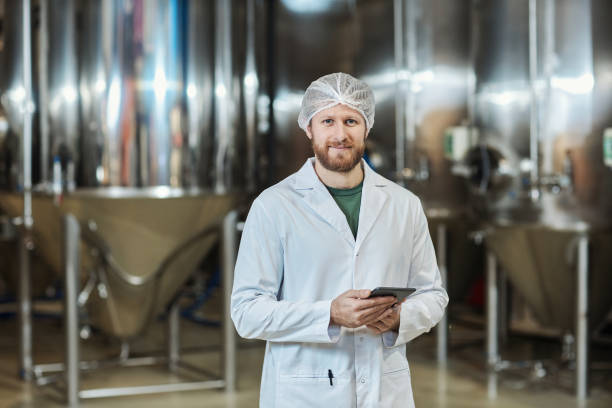 نقش دیجیتال مارکتینگ صنعتی و نرم افزار زنجیره تامین در سئو B2B کارخانجات لوازم بهداشتی همدان - کارگر با تبلت در کارخانه