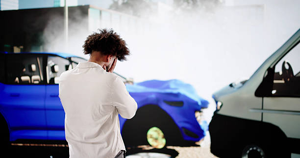 مردی در حال تماس تلفنی، نشاندهنده نیاز فوری به خدمات - اولین انتخاب محله در اهواز: استراتژی جامع سئو فوق محلی برای صدرنشینی خدمات تعمیر موبایل فوری، تعمیر موبایل فوری، سئو محلی برای خدمات، استراتژی سئو فوق محلی، افزایش رتبه در جستجوی محلی، جذب مشتریان محلی