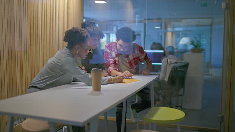 تیم بازاریابی در حال تدوین استراتژی دیجیتال دفاتر عقد در اصفهان