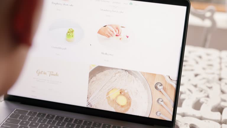 مردی در حال کار با لپتاپ روی پورتال B2B کارخانجات مواد غذایی سبزوار - طراحی تجربه کاربری B2B، UX پورتال کارخانجات مواد غذایی، اصول UX پورتال B2B