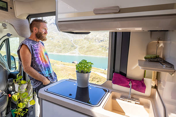 برندینگ دیجیتال و جذب توریستهای طبیعتگرا - مردی در حال استراحت در ون مسافرتی با منظره طبیعی