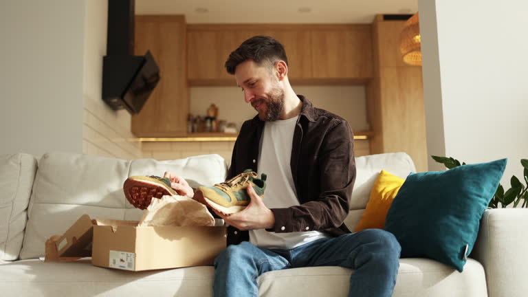 تجربه خرید آنلاین و آنباکس کفش خریداری شده از وبسایت D2C