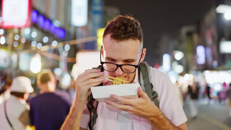 جذب توریست خوراکشناس در رشت: مردی در حال بازدید از بازار شبانه