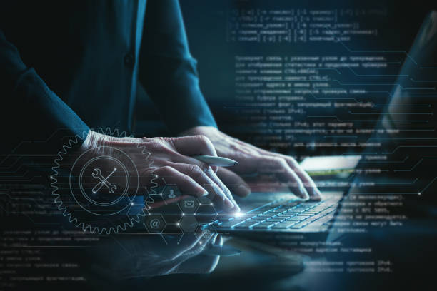 از طراحی تا تولید با یک کلیک: تحول در برندینگ دیجیتال و سئو B2B کارخانجات کاشی یزد با ساخت کانفیگوریتور آنلاین محصول - پشتیبانی فنی - تصویر یک مدیر در حال ارائه پشتیبانی فنی از طریق لپتاپ