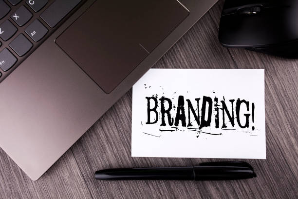 یادداشتهای چسبان روی لپتاپ با کلمه برند برای استراتژی طراحی سایت و برندینگ دیجیتال یک آژانس تبلیغاتی در شیراز
