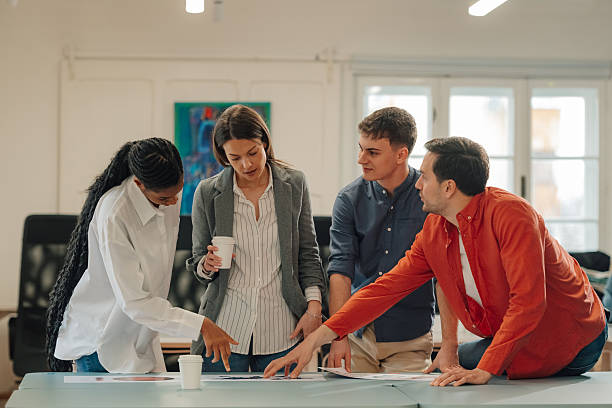 تیم بازاریابی دیجیتال در حال تحلیل استراتژی برندینگ و طراحی سایت - برندینگ دیجیتال، بازاریابی املاک، استراتژی سئو، آژانس املاک