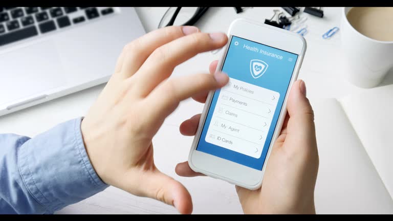 بیمار در حال پرداخت هزینه خدمات درمانی با اپلیکیشن موبایل، نمادی از اعتماد بیمار دیجیتال به سیستمهای آنلاین