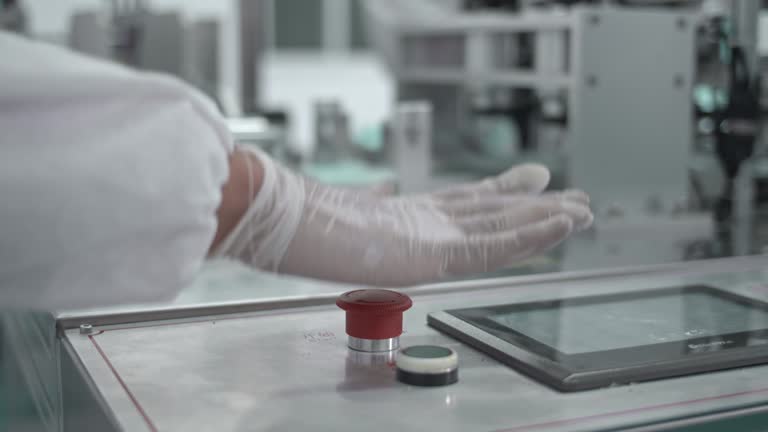 دکمه توقف اضطراری در خط تولید کارخانه پلاستیک در ساوه، نشاندهنده توقف خط تولید در صنعت پلاستیک و نیاز به پشتیبانی وبسایت ۲۴ ساعته و پورتال B2B