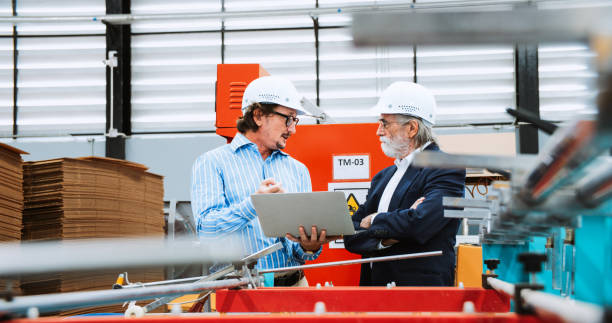 مهندسان در حال بررسی سیستمهای اینترنت اشیاء صنعتی و تجهیزات برای پشتیبانی خط تولید و سئو B2B - پینو سایت